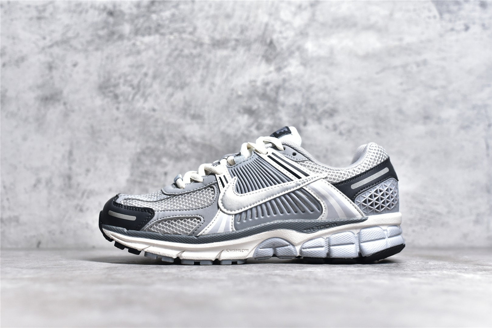 NIKE WOMEN'S ZOOM VOMERO 5 PURE PLATINUM SILVER GREY FD9919-001