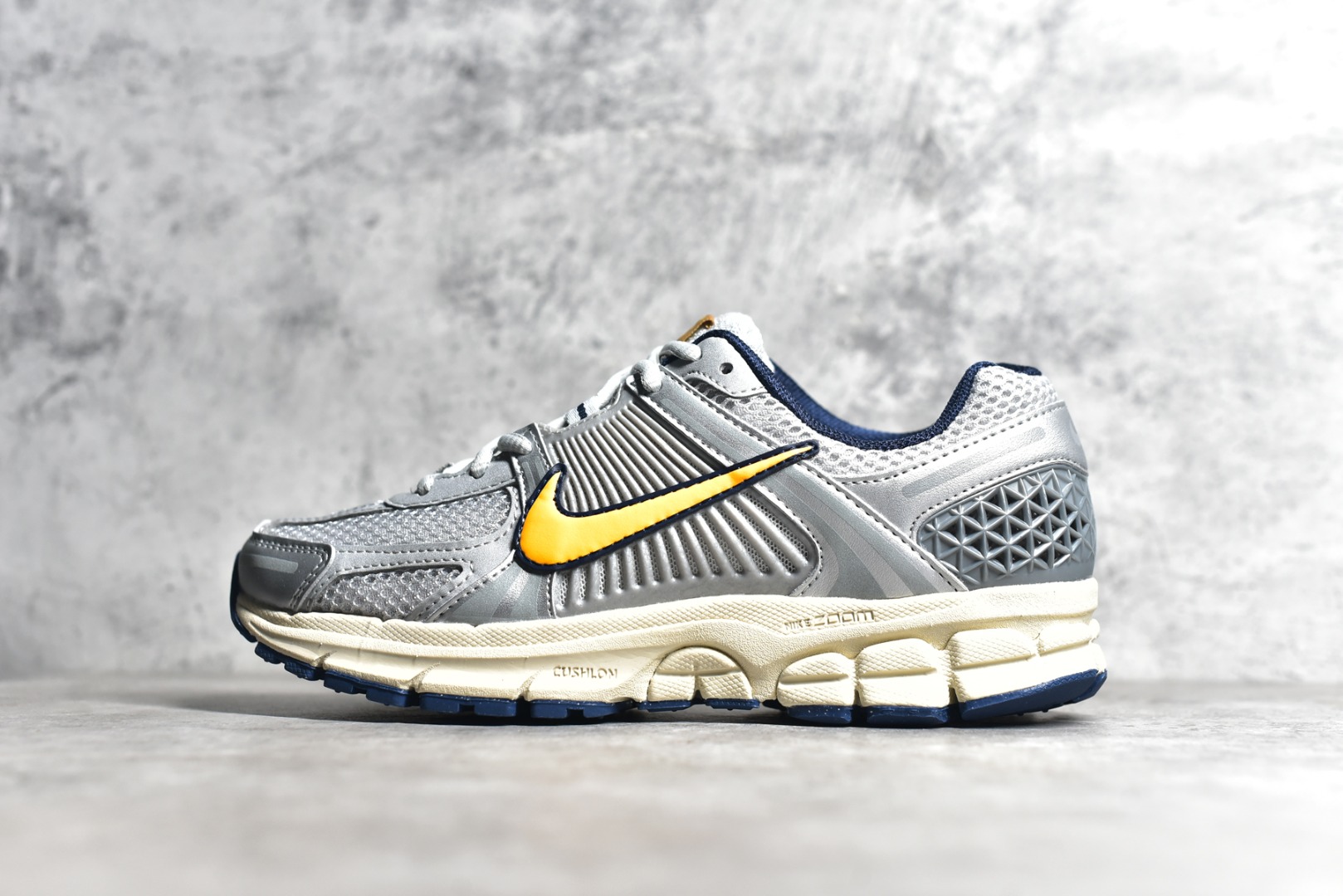 NIKE ZOOM VOMERO 5 PURE PLATINUM LASER ORANGE  FJ4151-001