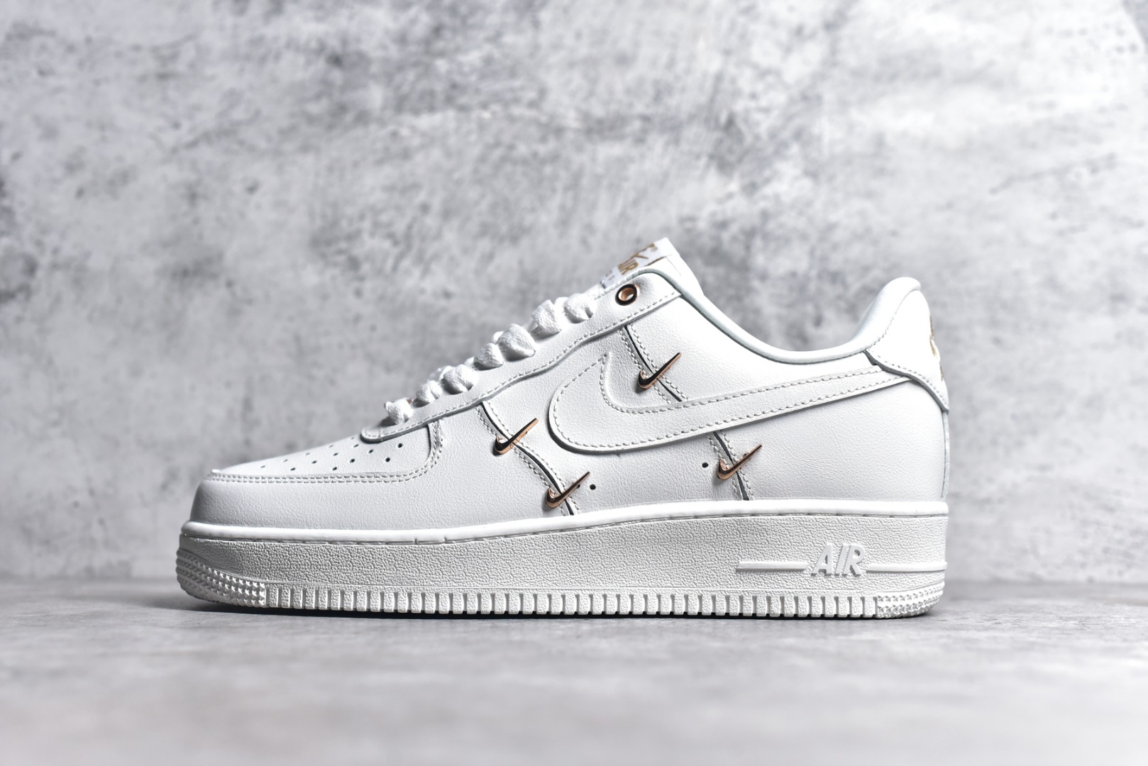 NIKE AIR FORCE 1 LOW SAIL METALLIC GOLD  FV3654-111