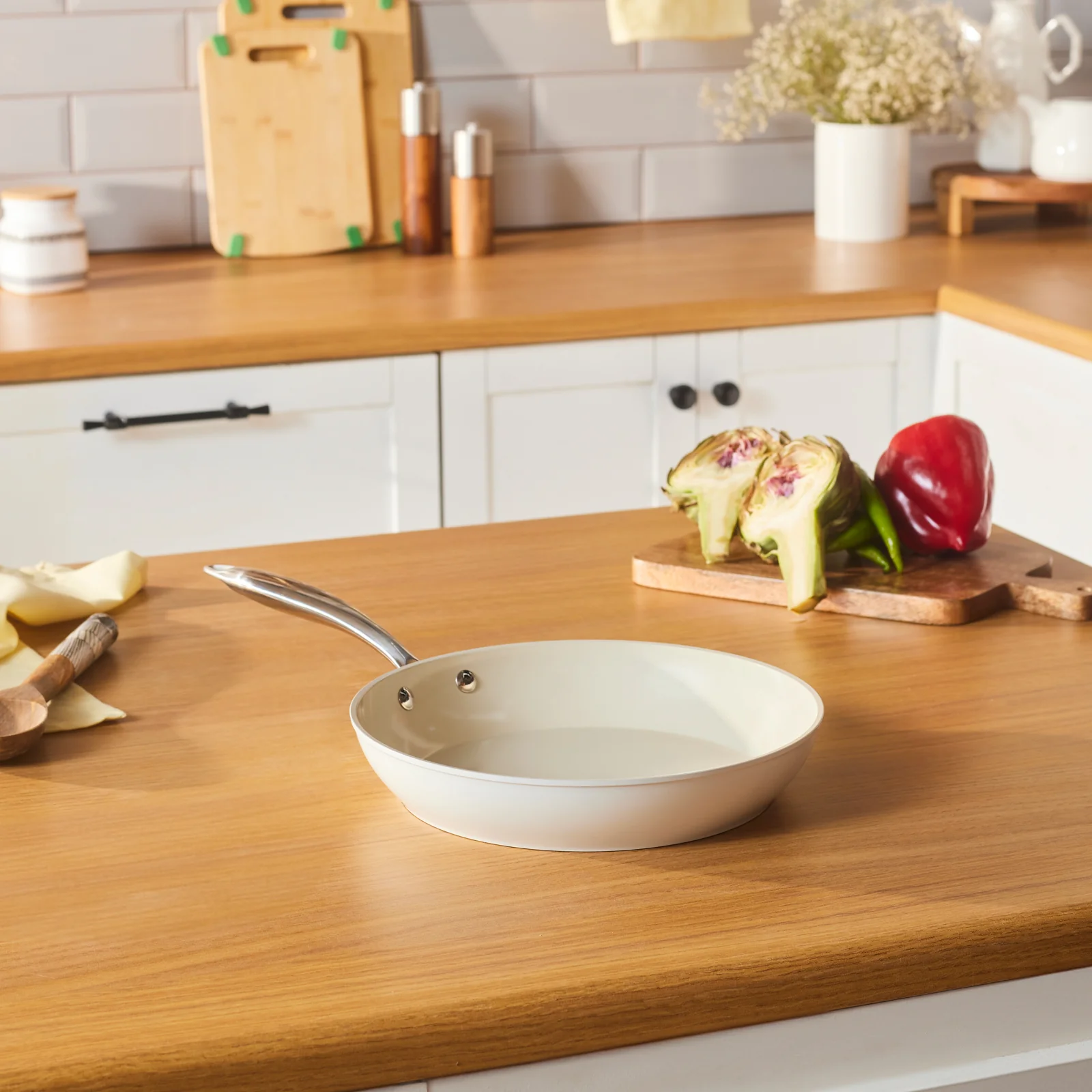 Karaca Swiss Crystal Almond Cream, Poêle, 26cm