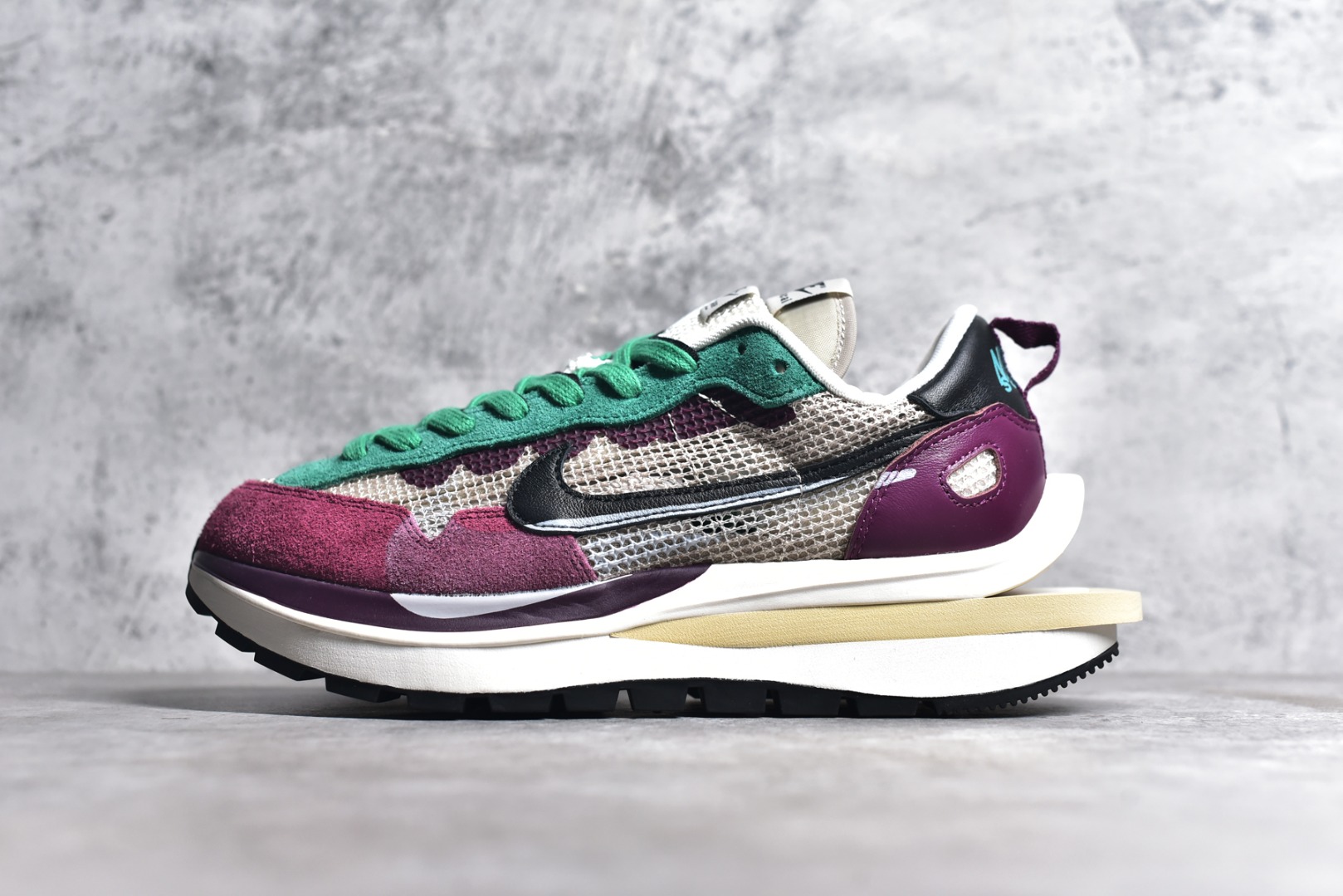 LJ BATCH NIKE VAPORWAFFLE SACAI VILLAIN RED NEPTUNE GREEN DD3035-200