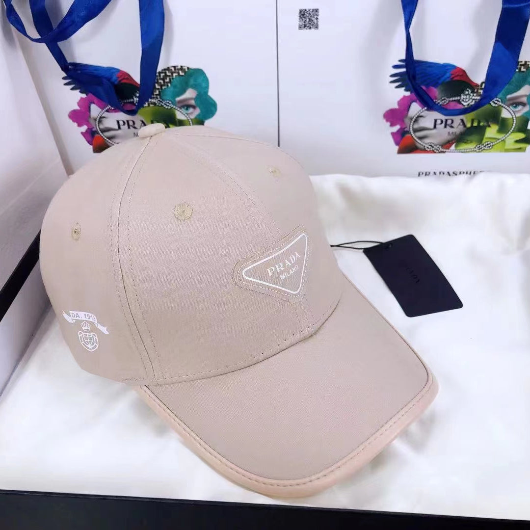 Simple solid color small letter baseball cap