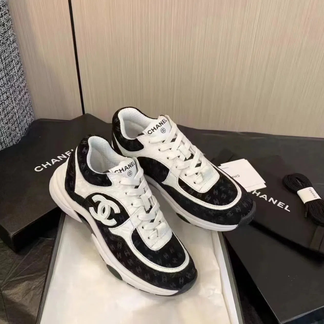 New comfortable sports shoes