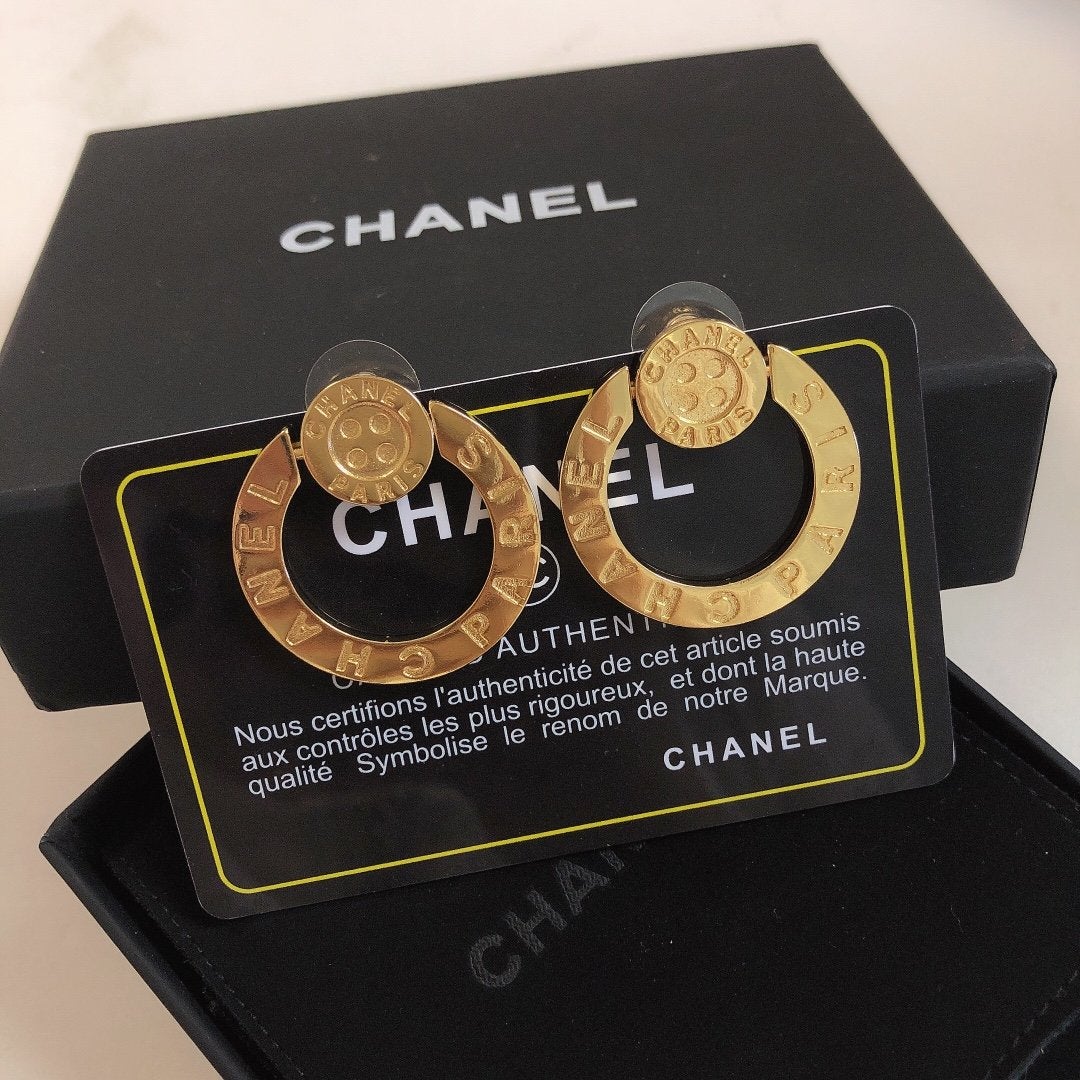 Simple button letter pendant earrings