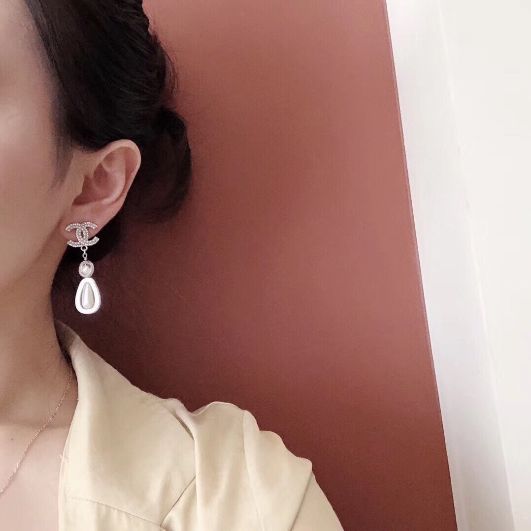 Water drop pearl earrings