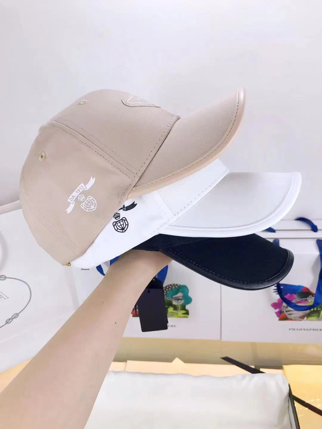 Simple solid color small letter baseball cap