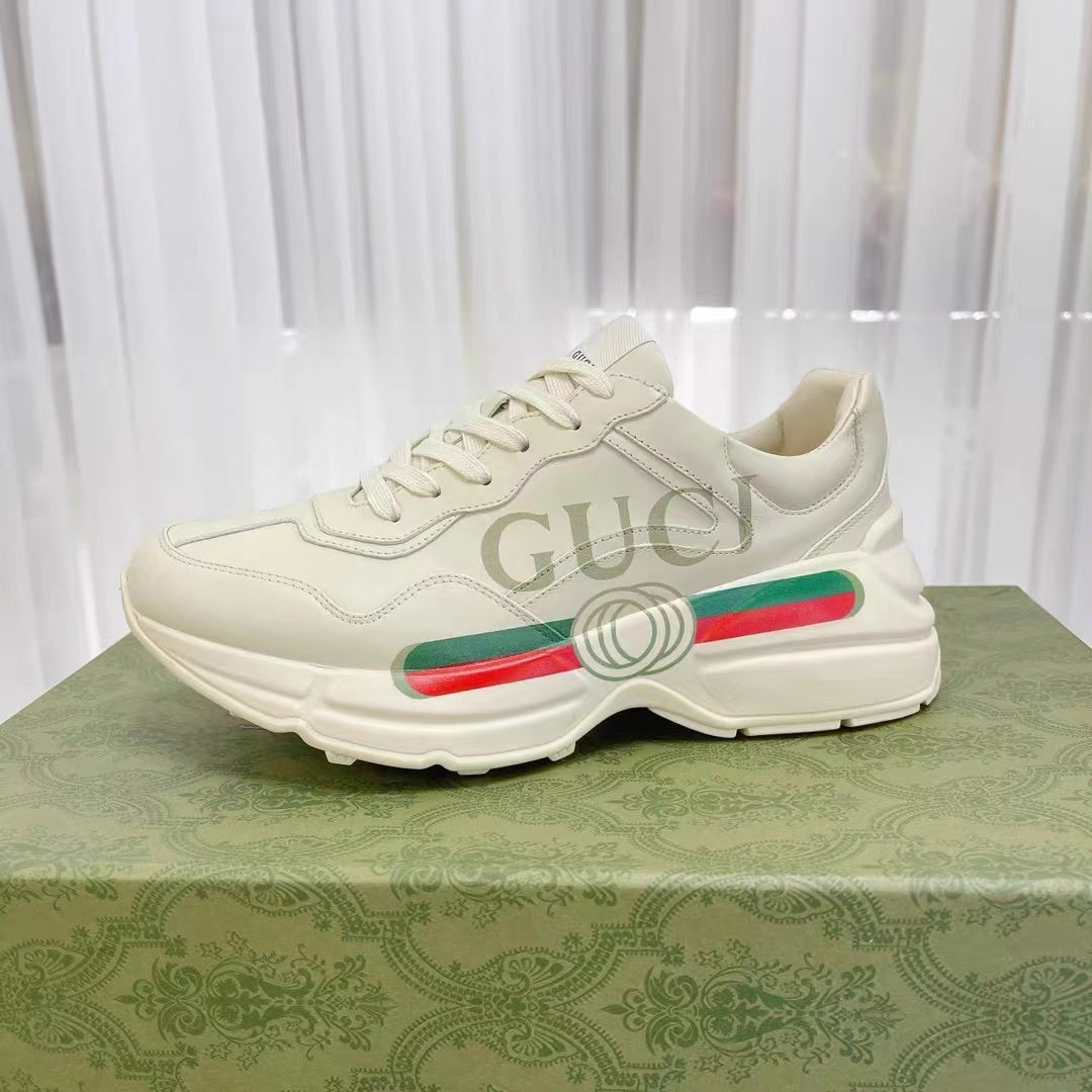 Comfortable women's sports shoes