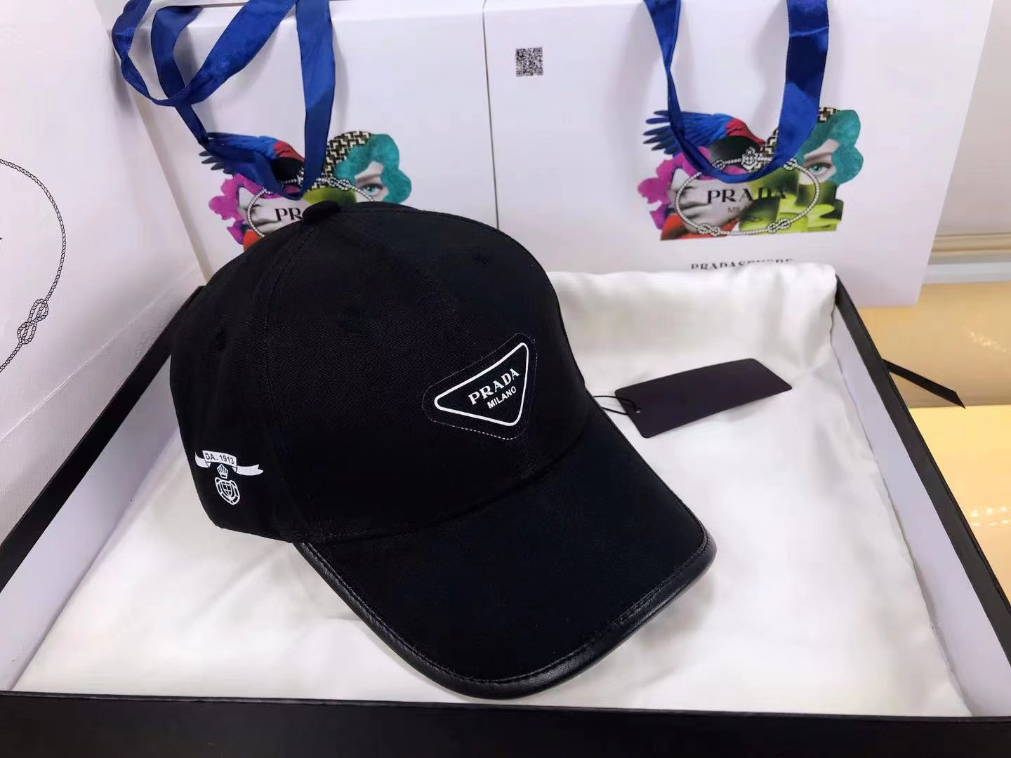 Simple solid color small letter baseball cap