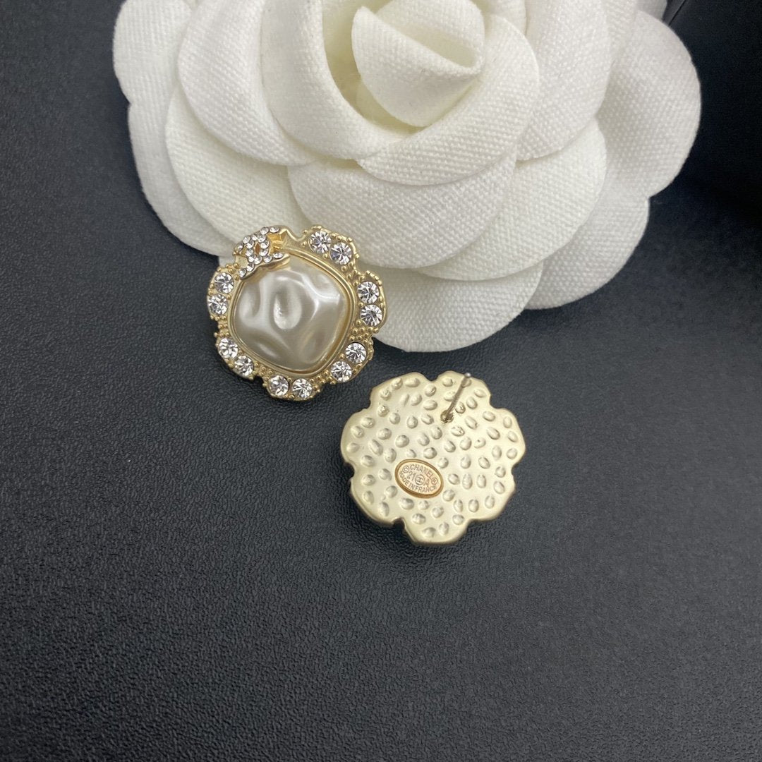 Fashion irregular pearl rhinestone earrings