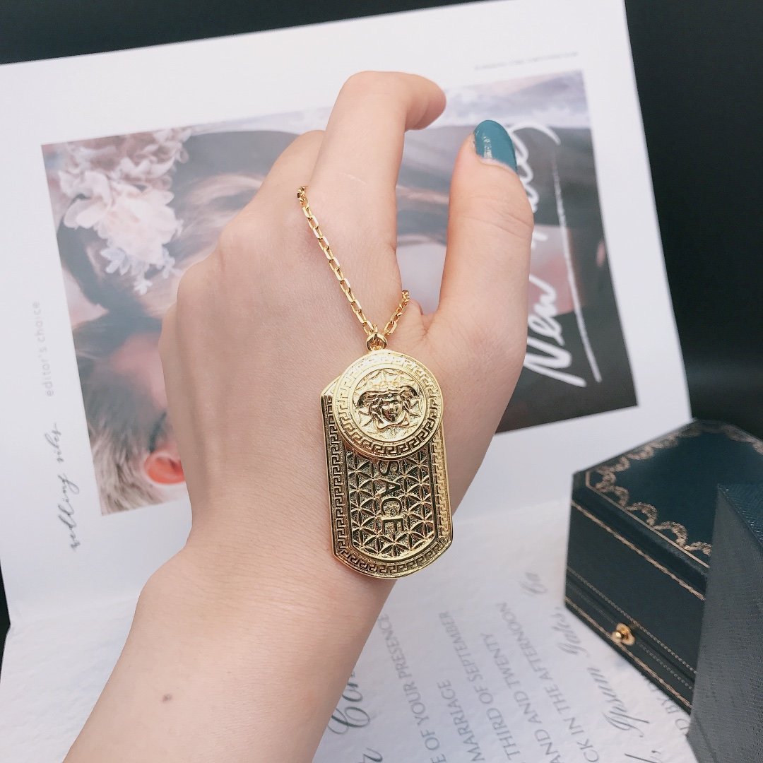 Fashion Pattern Carved Necklace