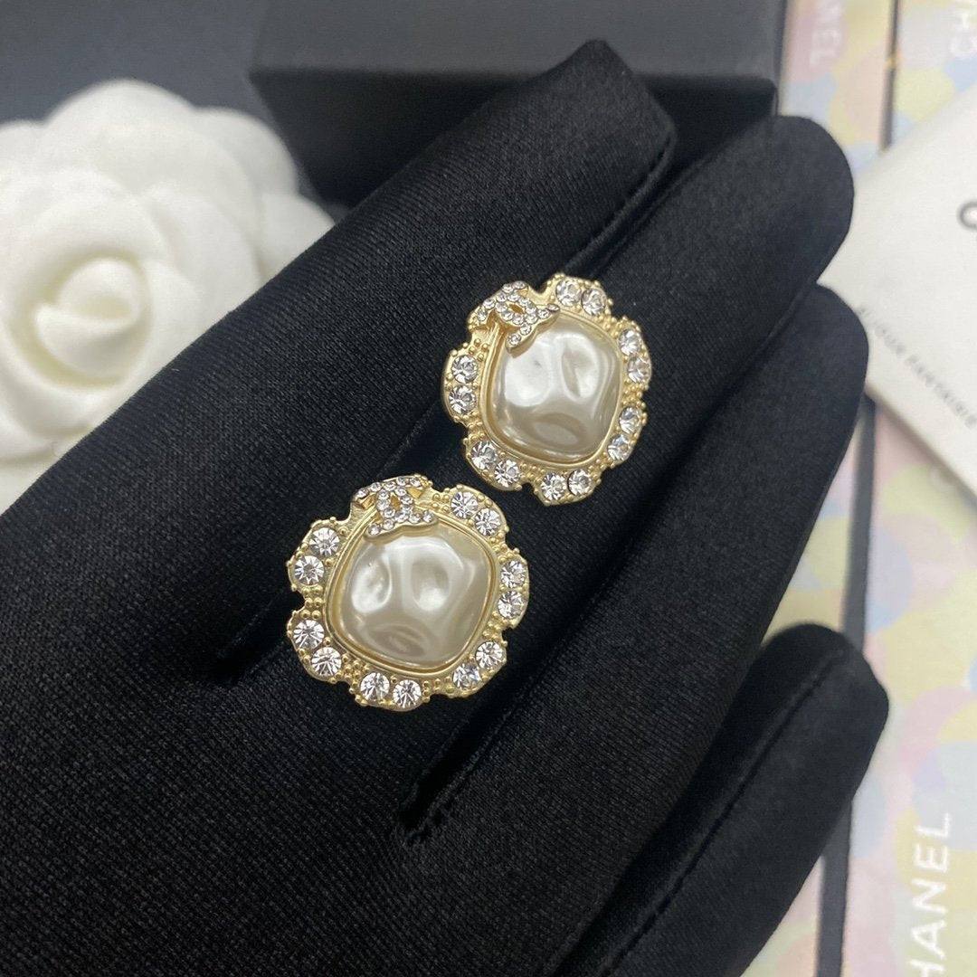 Fashion irregular pearl rhinestone earrings