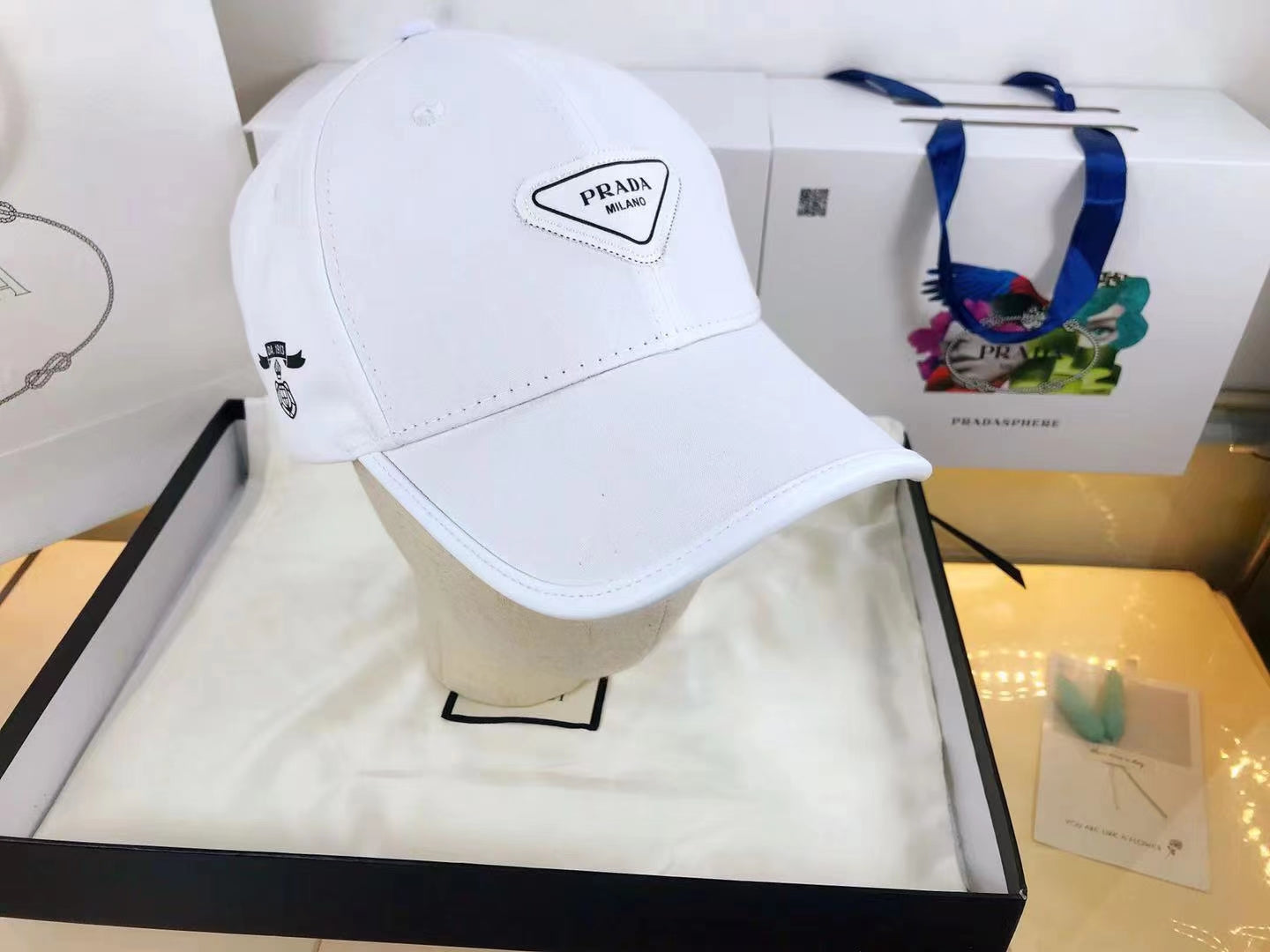 Simple solid color small letter baseball cap