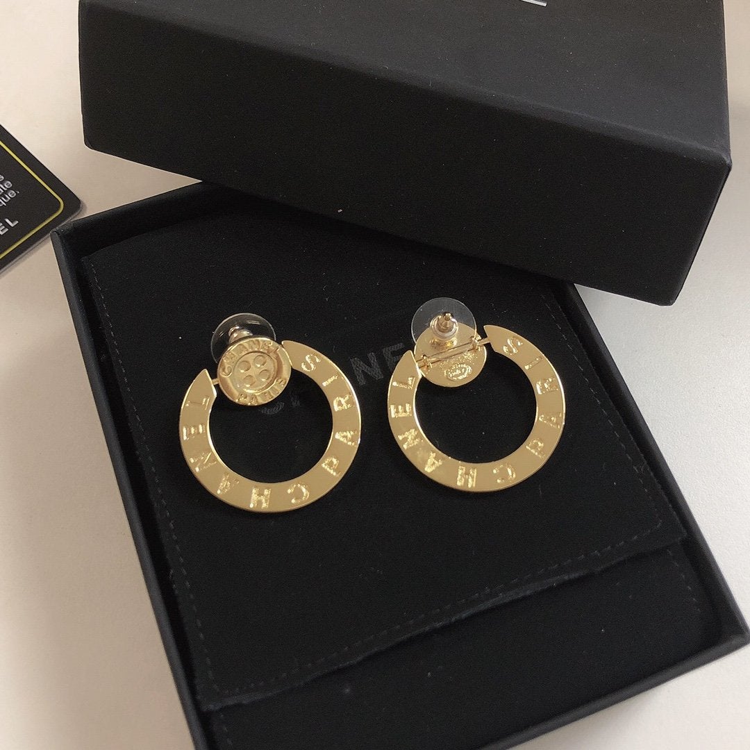 Simple button letter pendant earrings