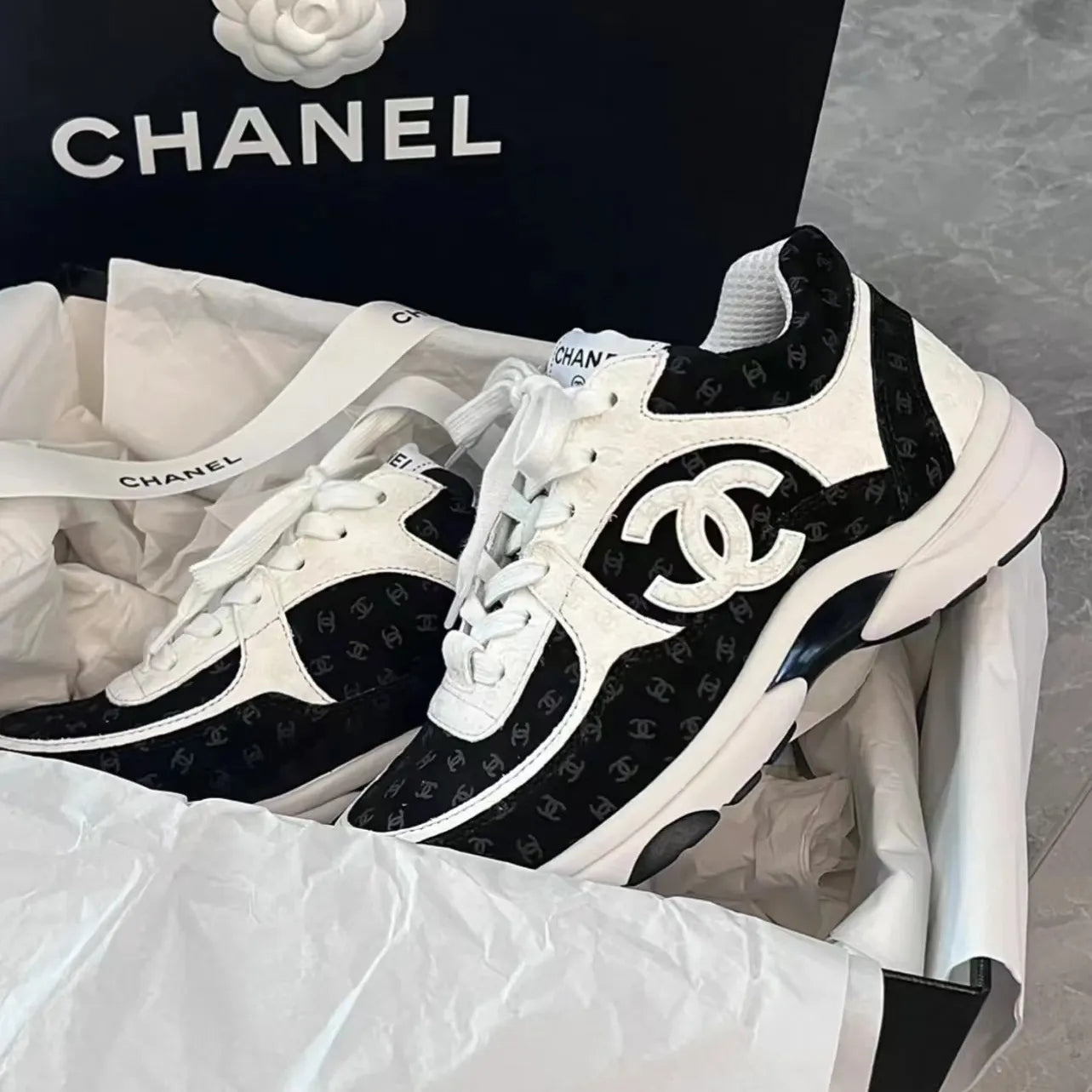 New comfortable sports shoes