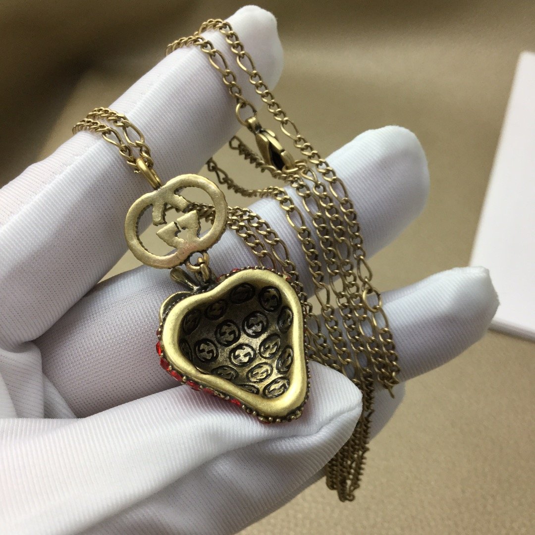 Fashion Red Rhinestone Strawberry Pendant Necklace