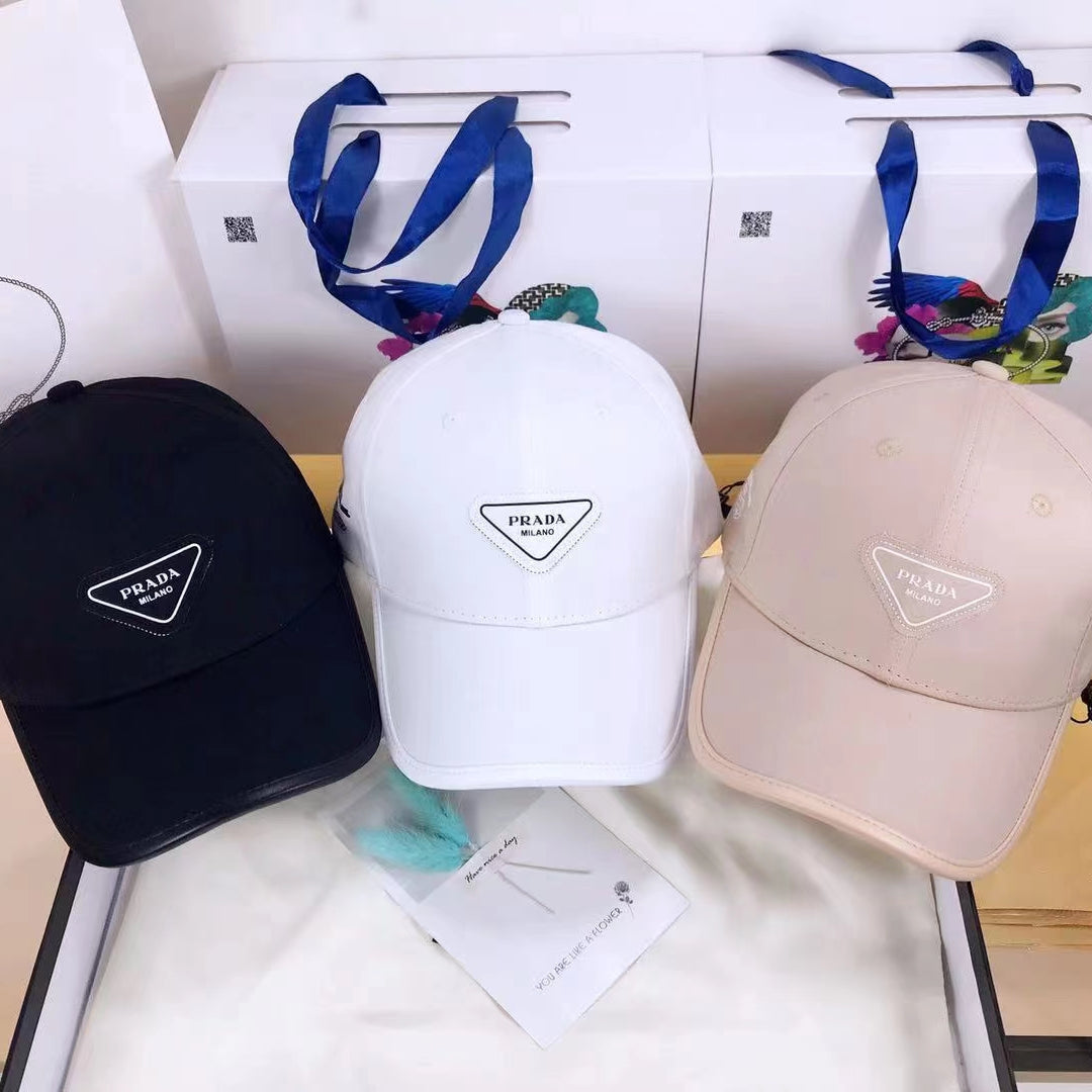 Simple solid color small letter baseball cap