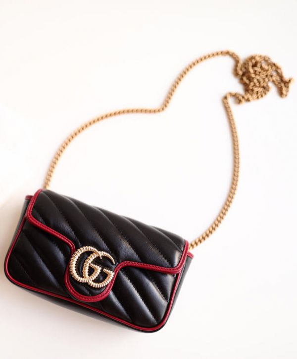 Gucci GG Marmont Super Diagonal Stripes Ttwisted Torchon Brass GG Buckle Red Leather Trimming Black Cowhide Leather Chain Bag