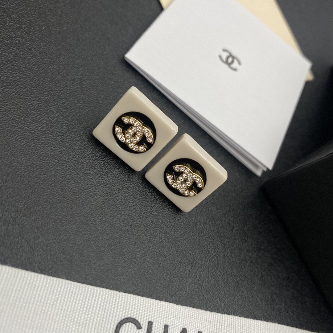 Fashion enamel black and white earrings