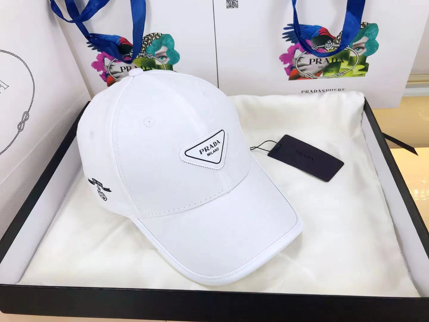 Simple solid color small letter baseball cap