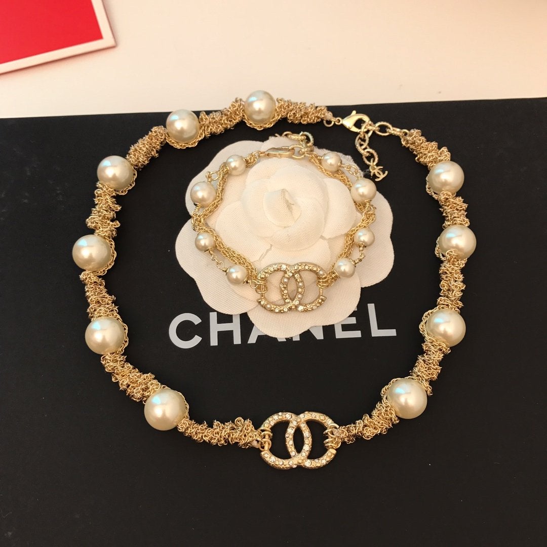 White Resin Bead Luxury Short Bracelet