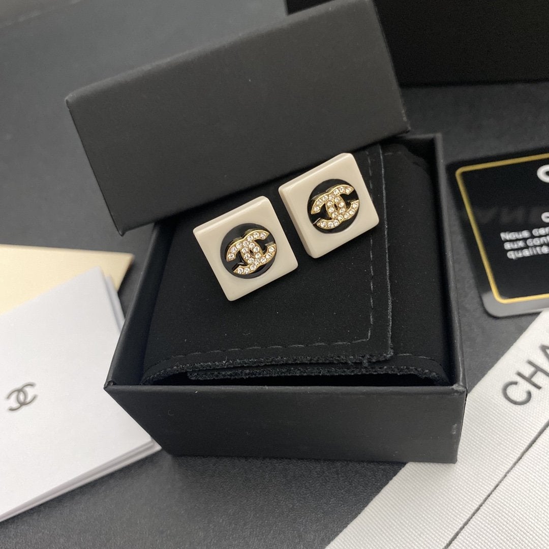 Fashion enamel black and white earrings