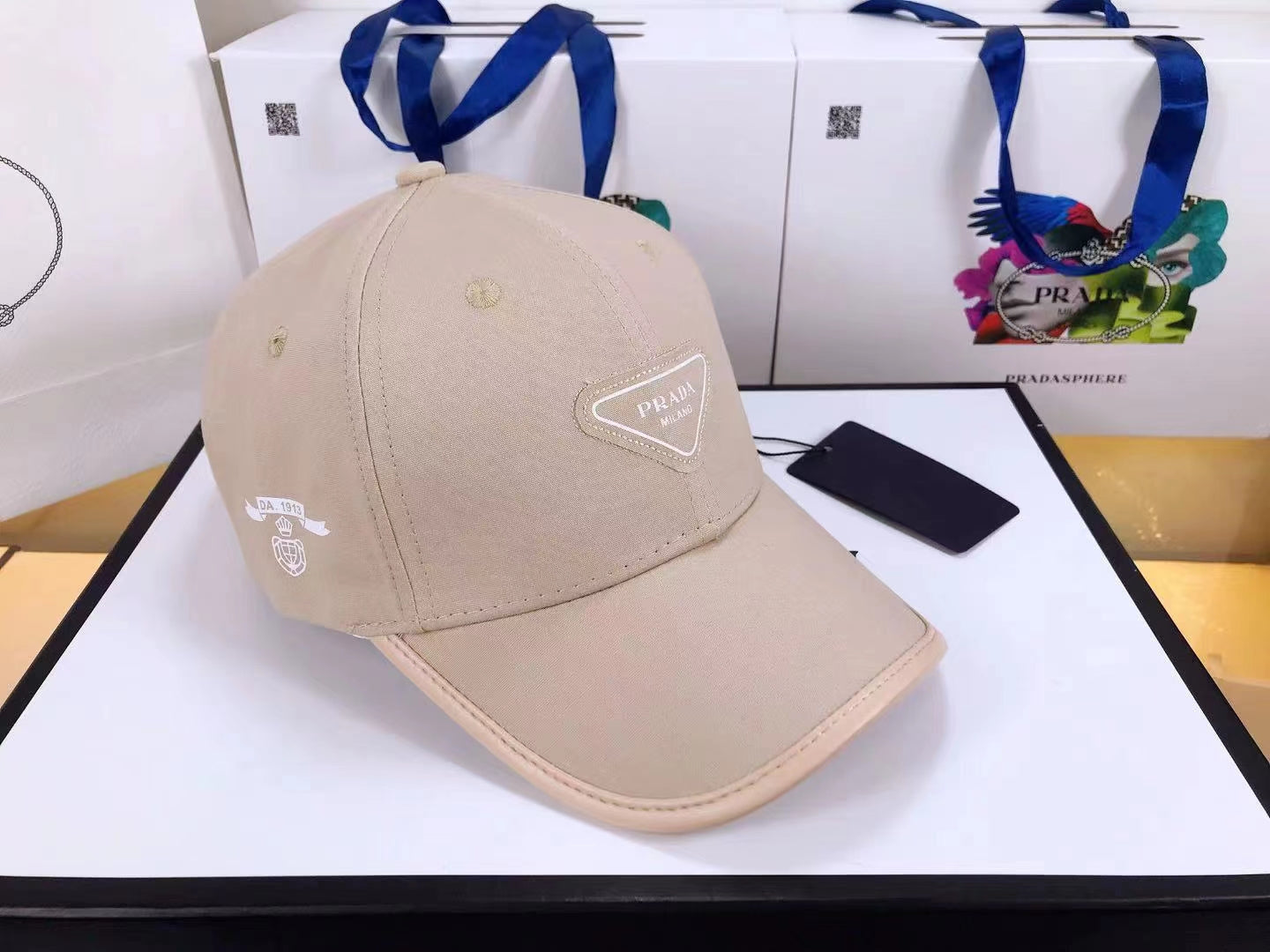 Simple solid color small letter baseball cap