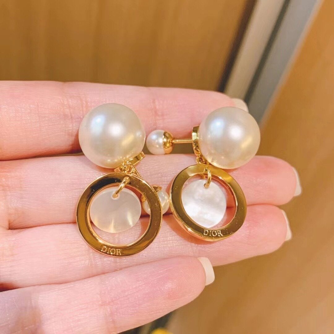 White Mother-of-pearl Classic Earrings