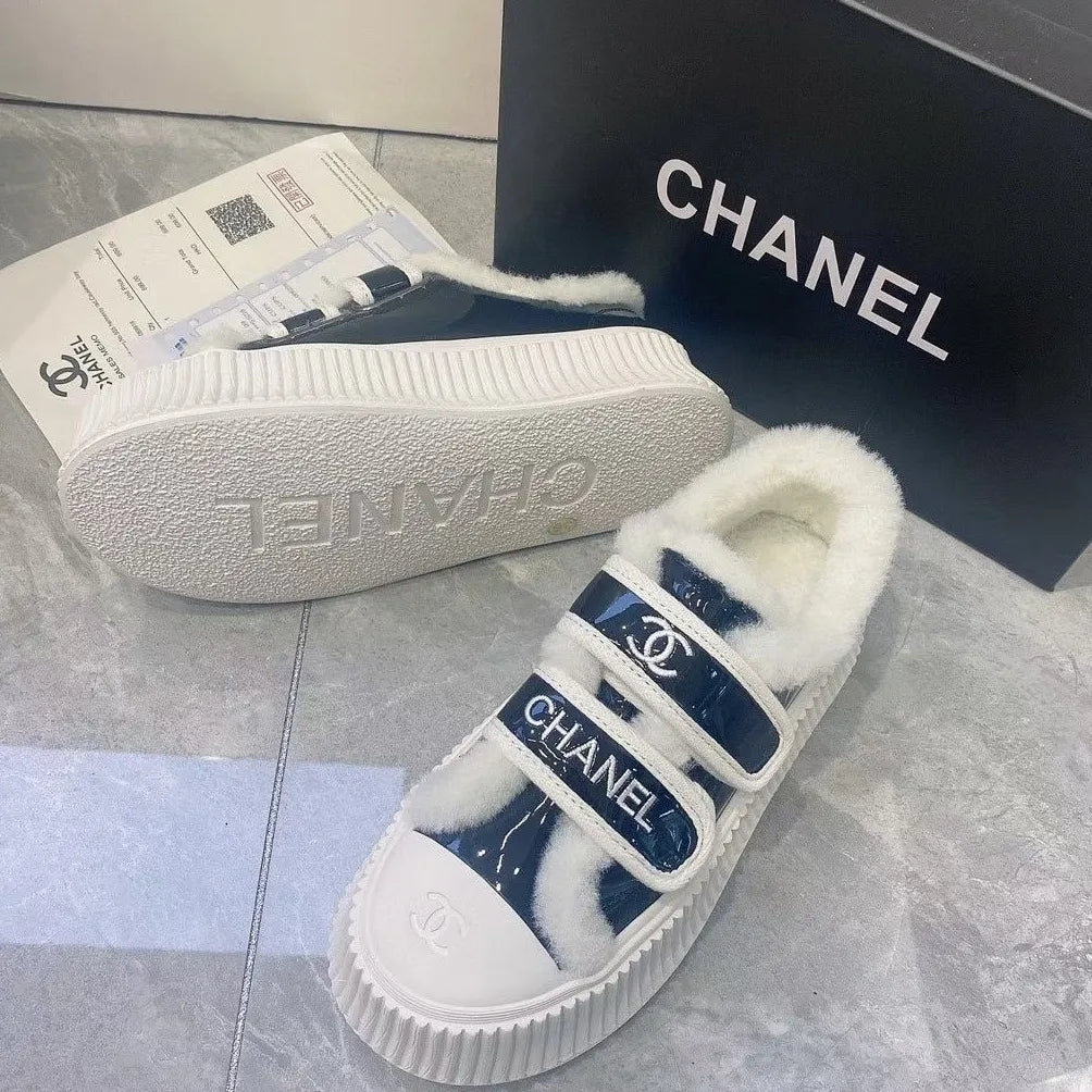 New comfortable sports shoes