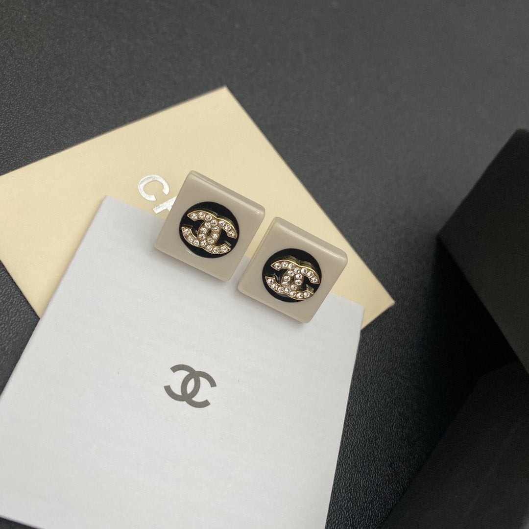 Fashion enamel black and white earrings