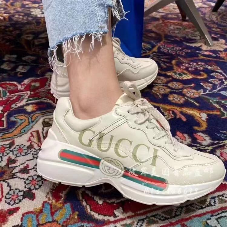 Comfortable women's sports shoes