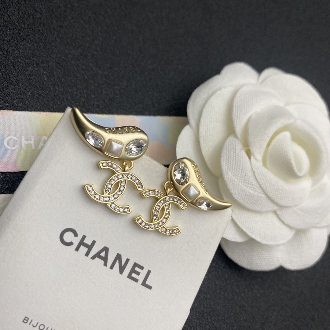 Lrregular cat eye earrings