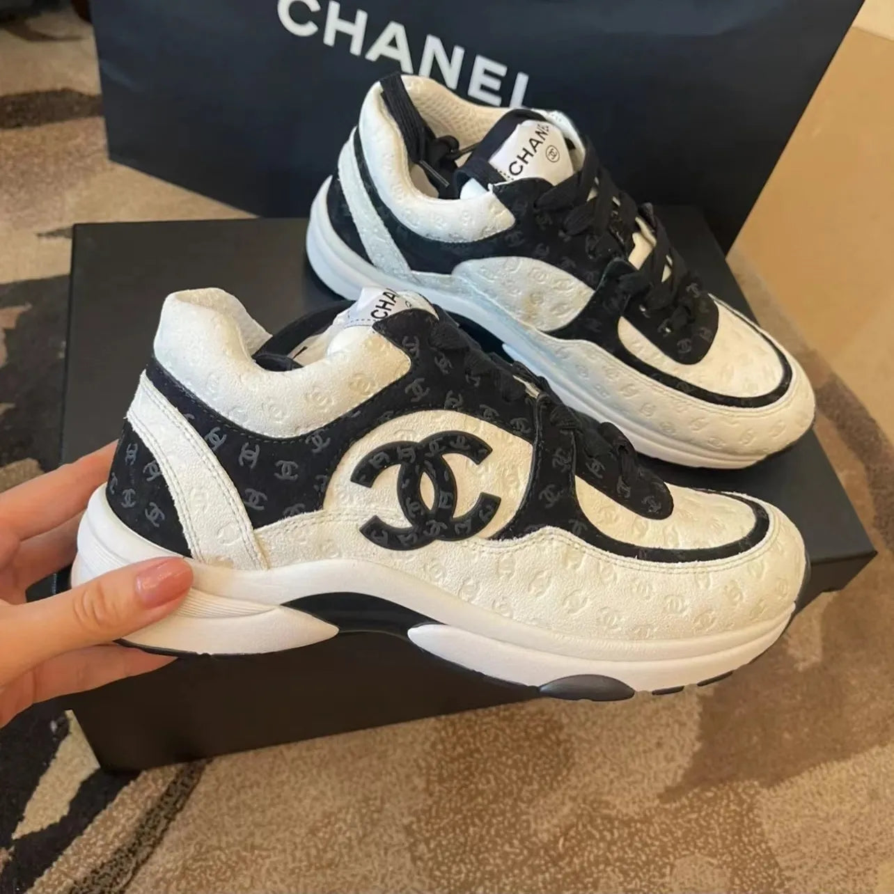 New comfortable sports shoes