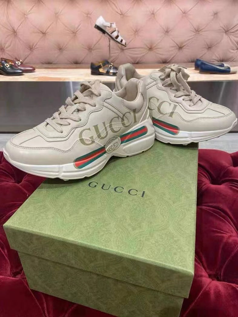 Comfortable women's sports shoes