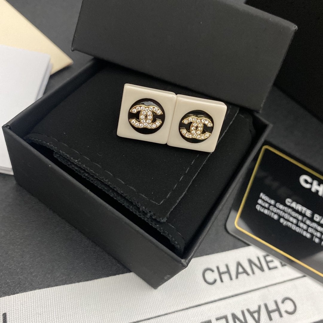 Fashion enamel black and white earrings