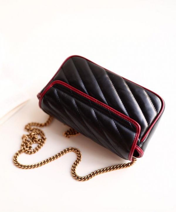 Gucci GG Marmont Super Diagonal Stripes Ttwisted Torchon Brass GG Buckle Red Leather Trimming Black Cowhide Leather Chain Bag