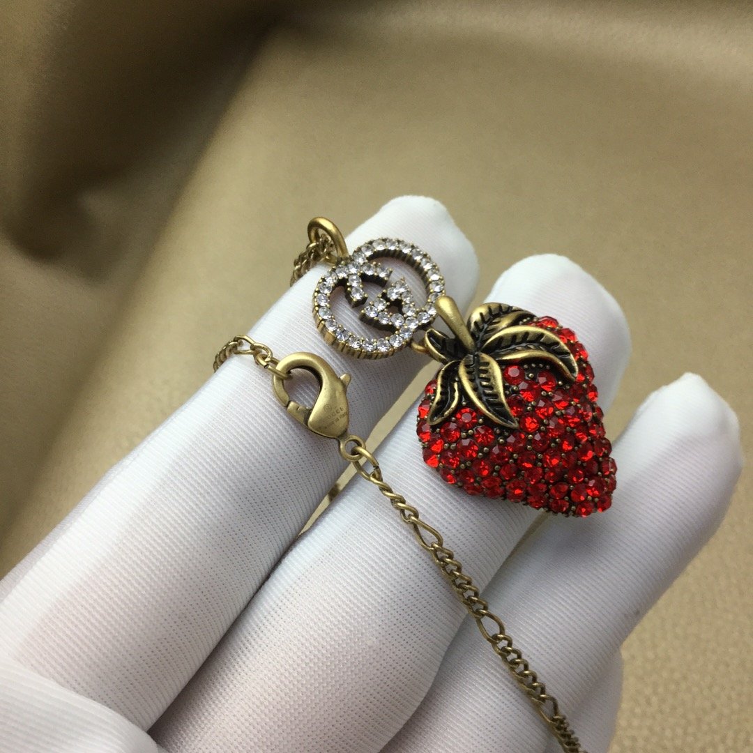 Fashion Red Rhinestone Strawberry Pendant Necklace