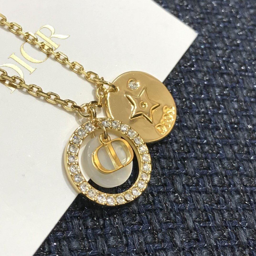 Exquisite Mother Shell Crystal Necklace