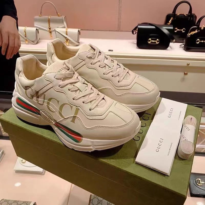 Comfortable women's sports shoes