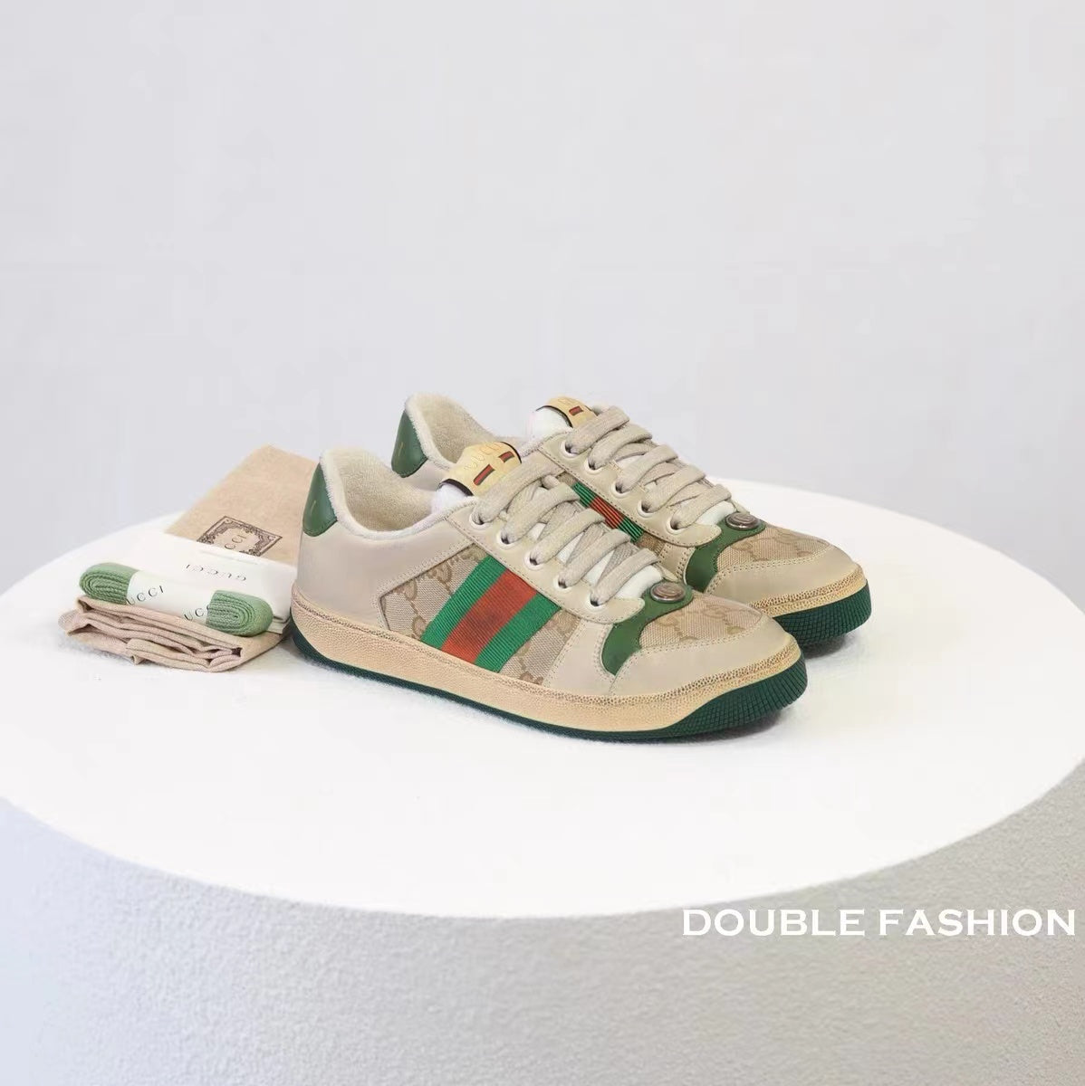 New comfortable sports shoes