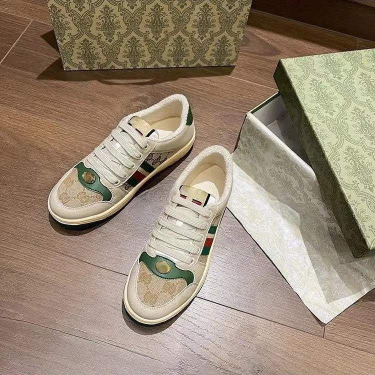 New comfortable sports shoes