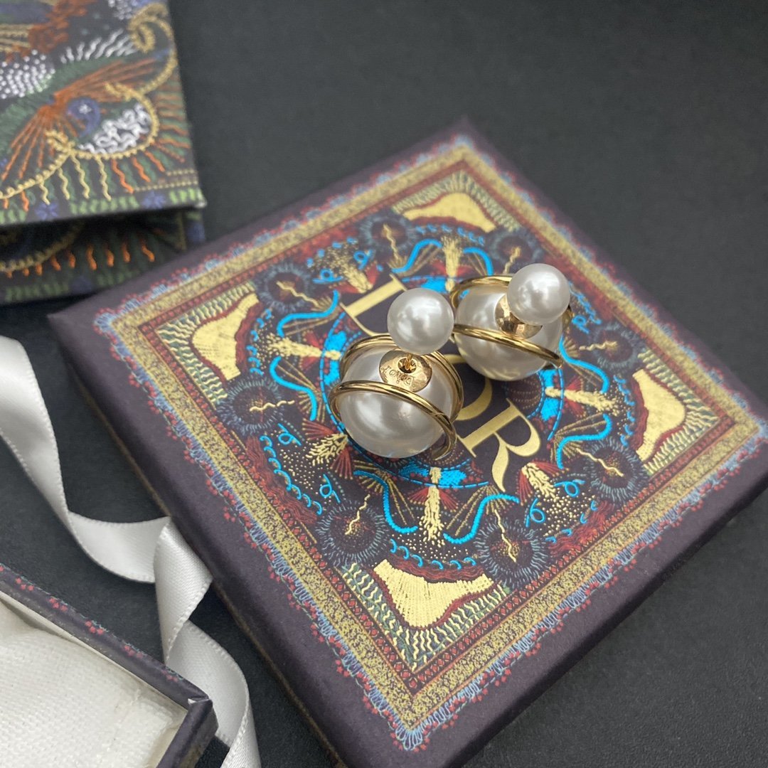 Retro spiral wound pearl earrings