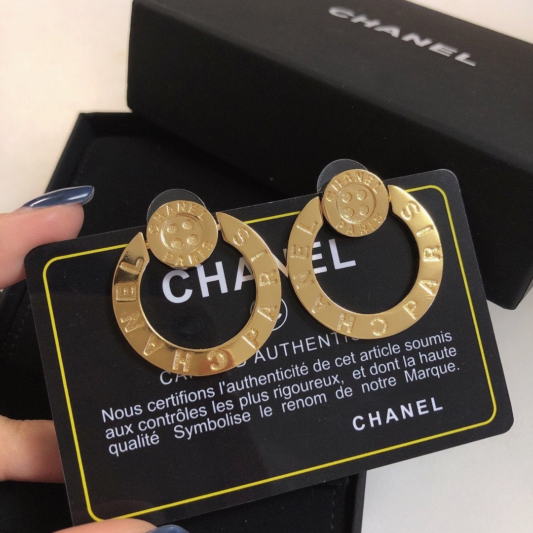 Simple button letter pendant earrings