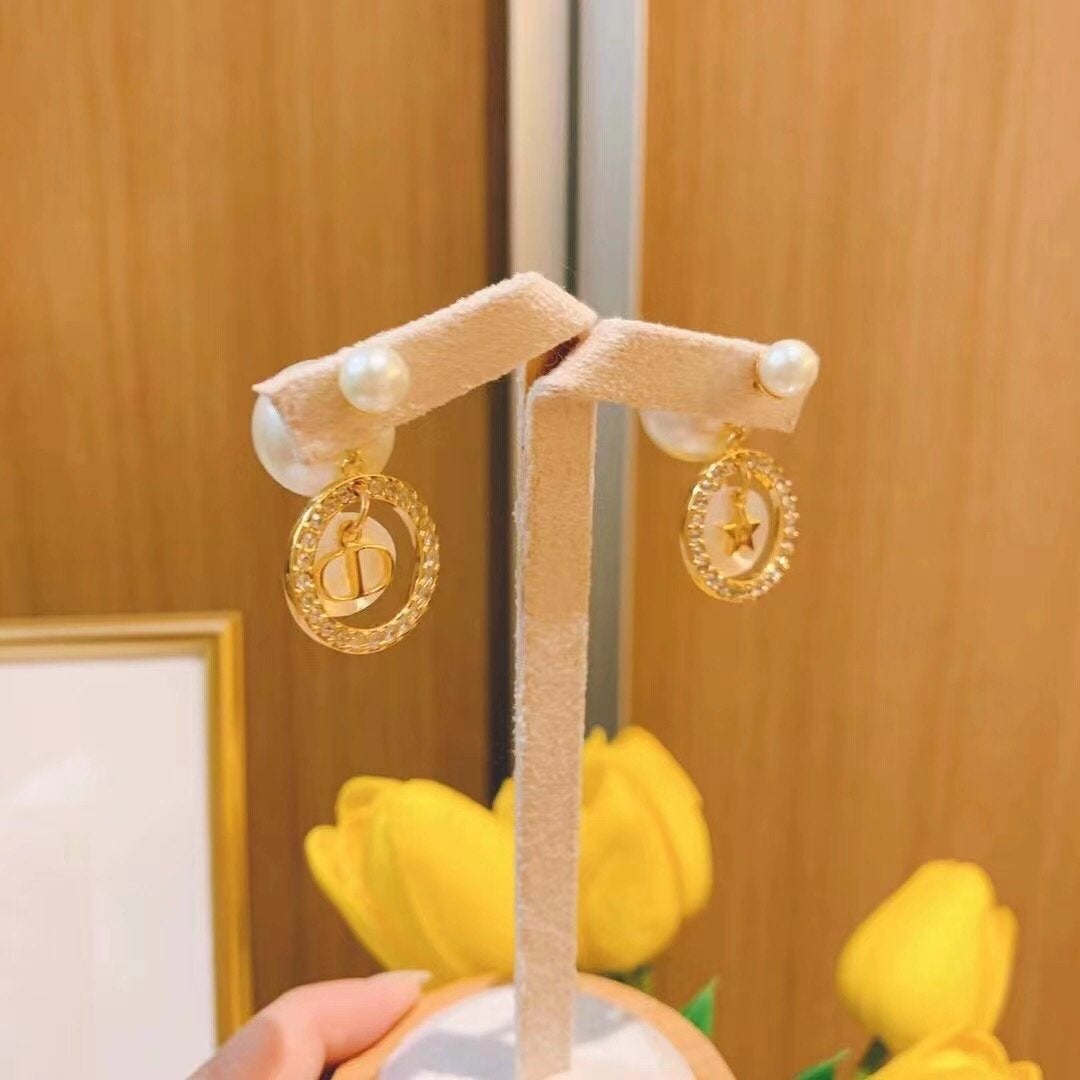 White Mother-of-pearl Classic Earrings