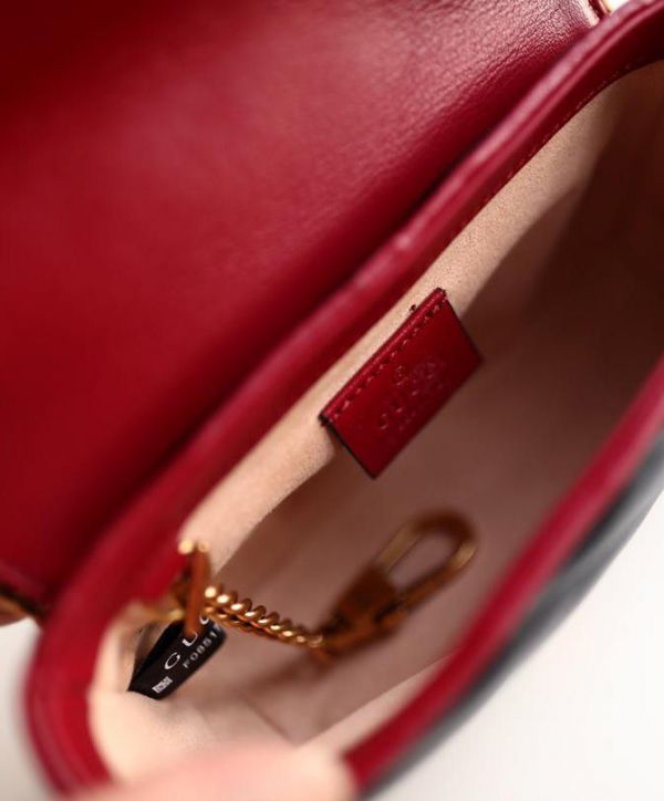 Gucci GG Marmont Super Diagonal Stripes Ttwisted Torchon Brass GG Buckle Red Leather Trimming Black Cowhide Leather Chain Bag