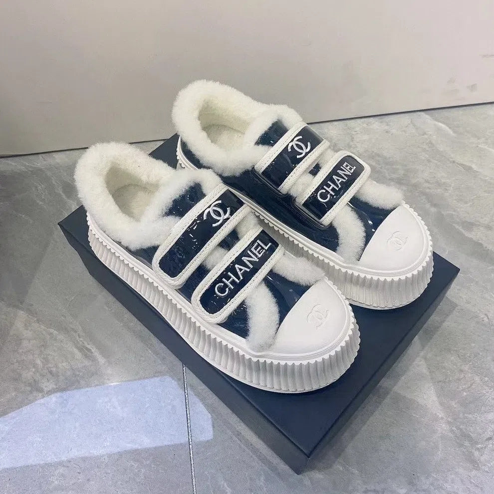 New comfortable sports shoes