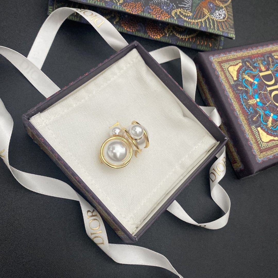 Retro spiral wound pearl earrings