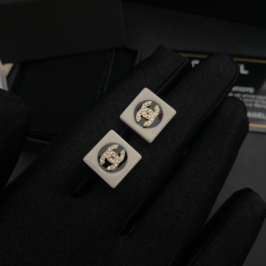 Fashion enamel black and white earrings