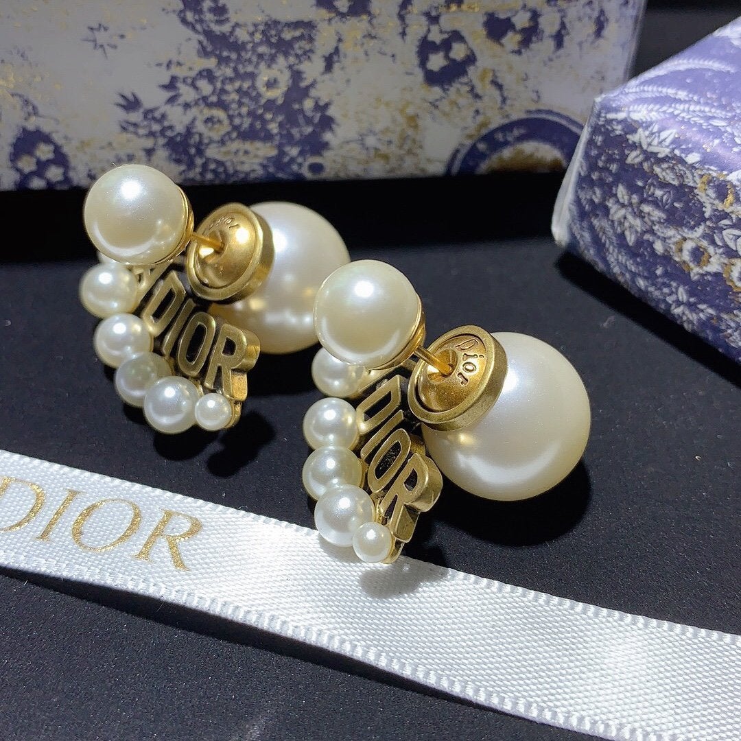 White Resin Imitation Pearl Letter Earrings