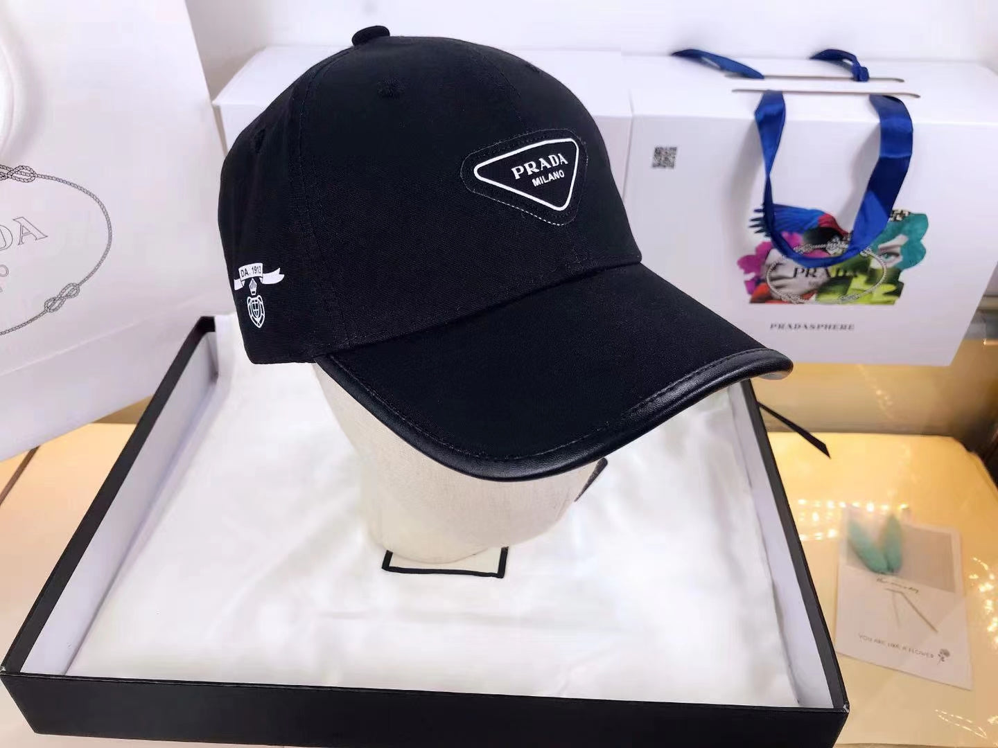 Simple solid color small letter baseball cap