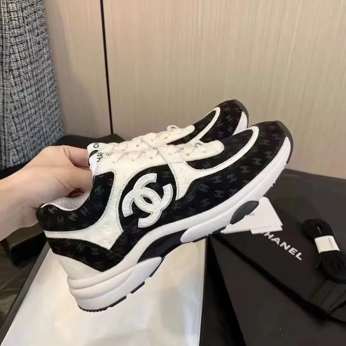 New comfortable sports shoes